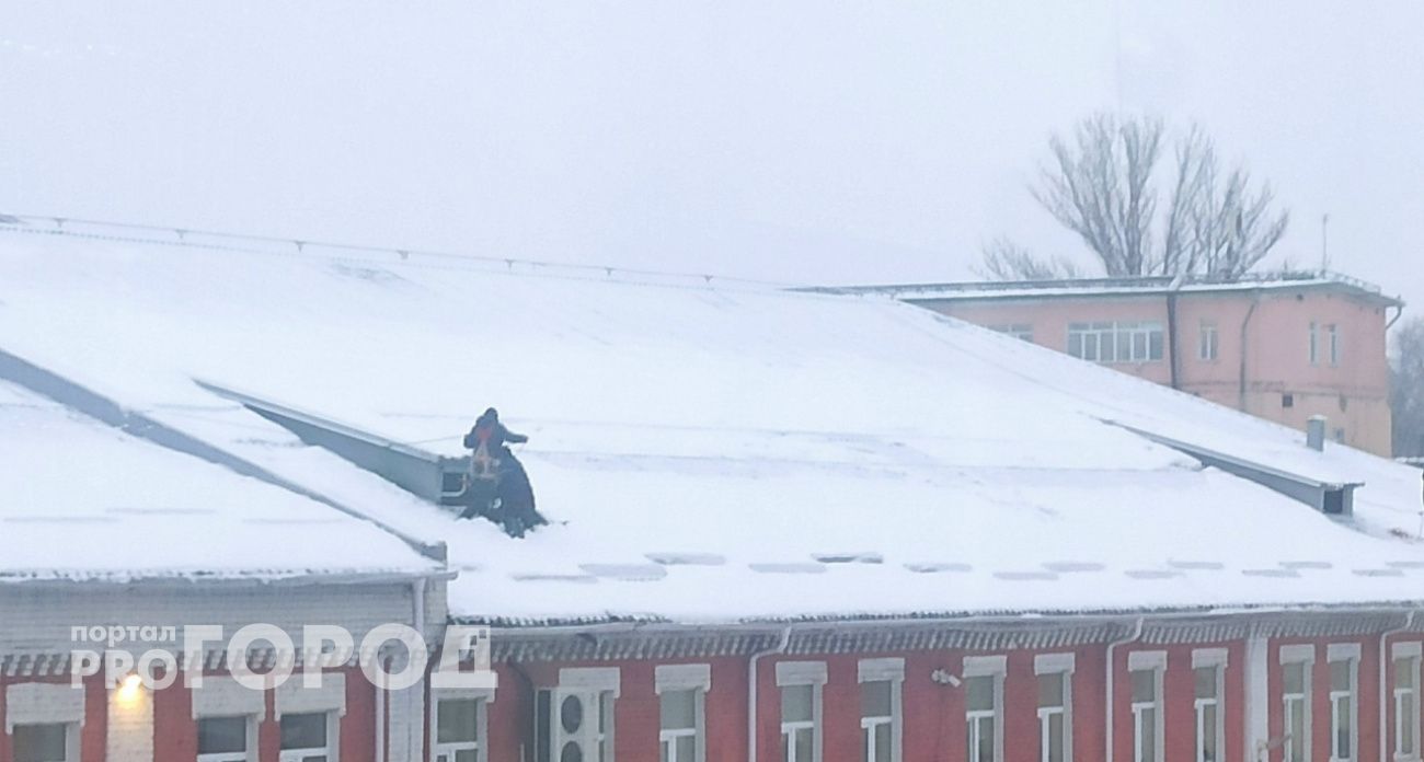 Управляющая компания оплатила жителю Ярославской области ремонт из-за плохой уборки крыши