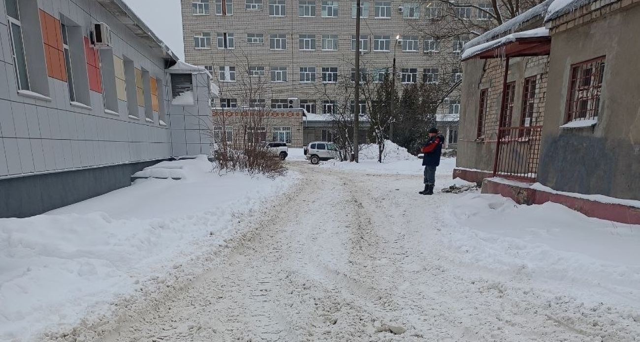 Ярославцы рассказали о сугробах у областной детской больницы: "Бедные медики" 
