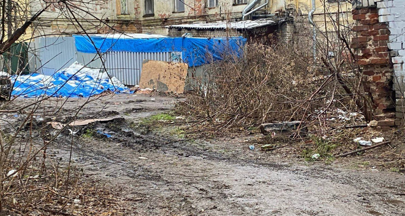  Жильцов аварийного дома в центре Ярославля оштрафовали за фасад с трещинами