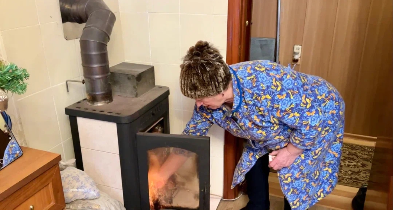 Жители поселка под Ярославлем отапливают квартиры буржуйками: "Температура опускается до 13 градусов"