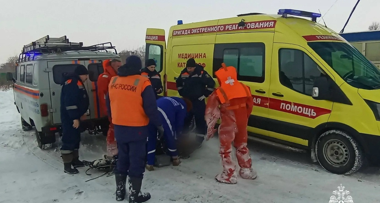 В Ярославле спасли человека упавшего на лед под Октябрьским мостом