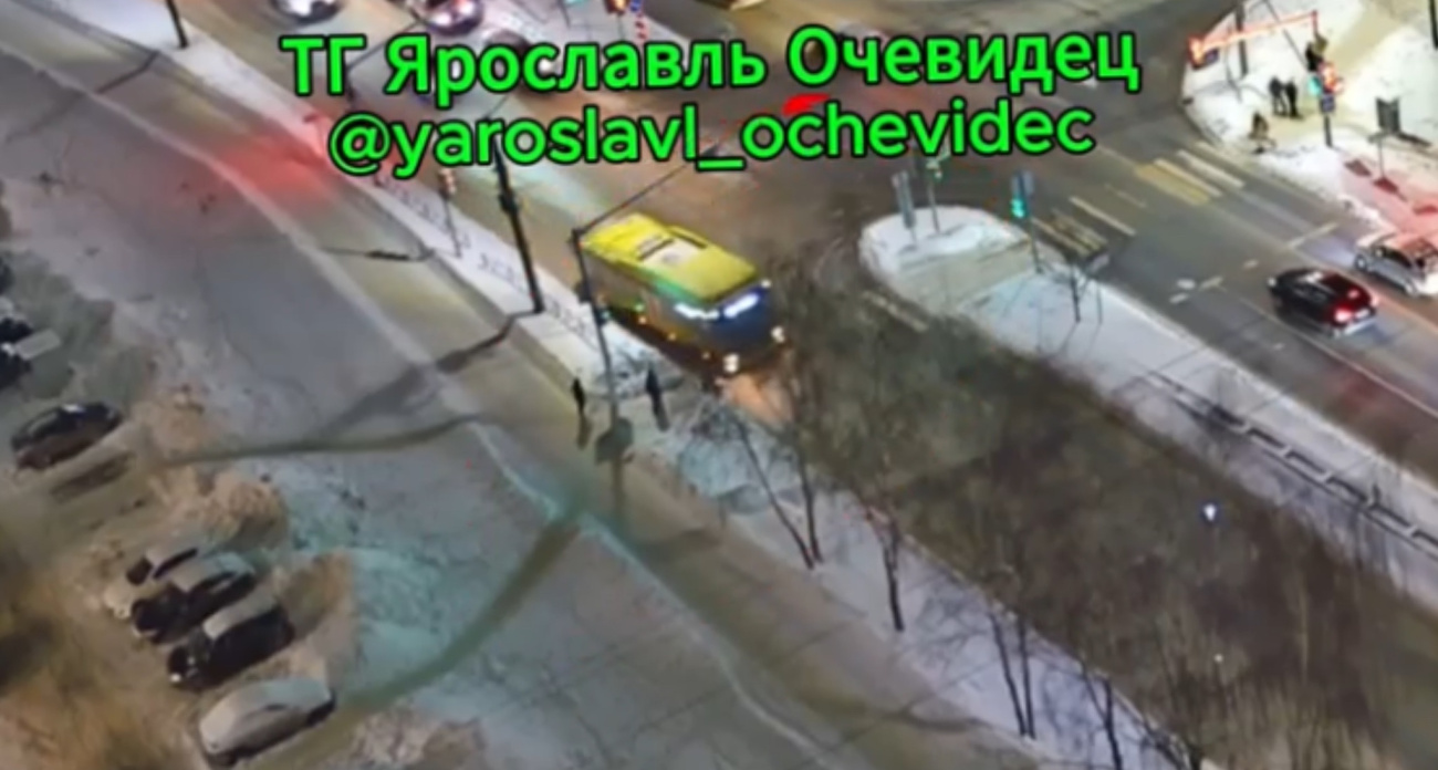 В Ярославле автобус чуть не сбил ребенка на пешеходном переходе: "Нас спасло чудо"