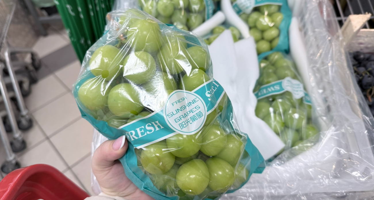 Жена принесла из "Пятерочки" огромный "пластиковый" виноград:  какой вкус и стоит ли цены 