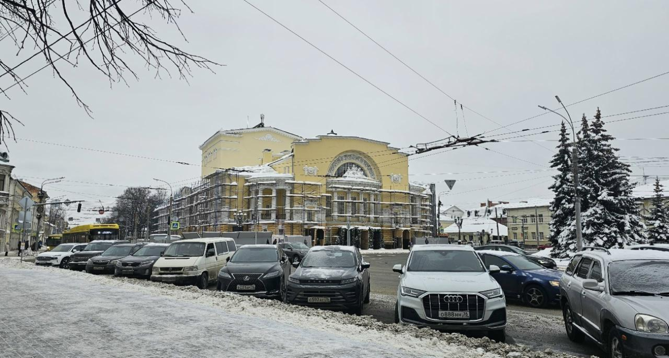Ярославна требует убрать машины с площади Волкова: «Только ночью можно сфотографировать театр»