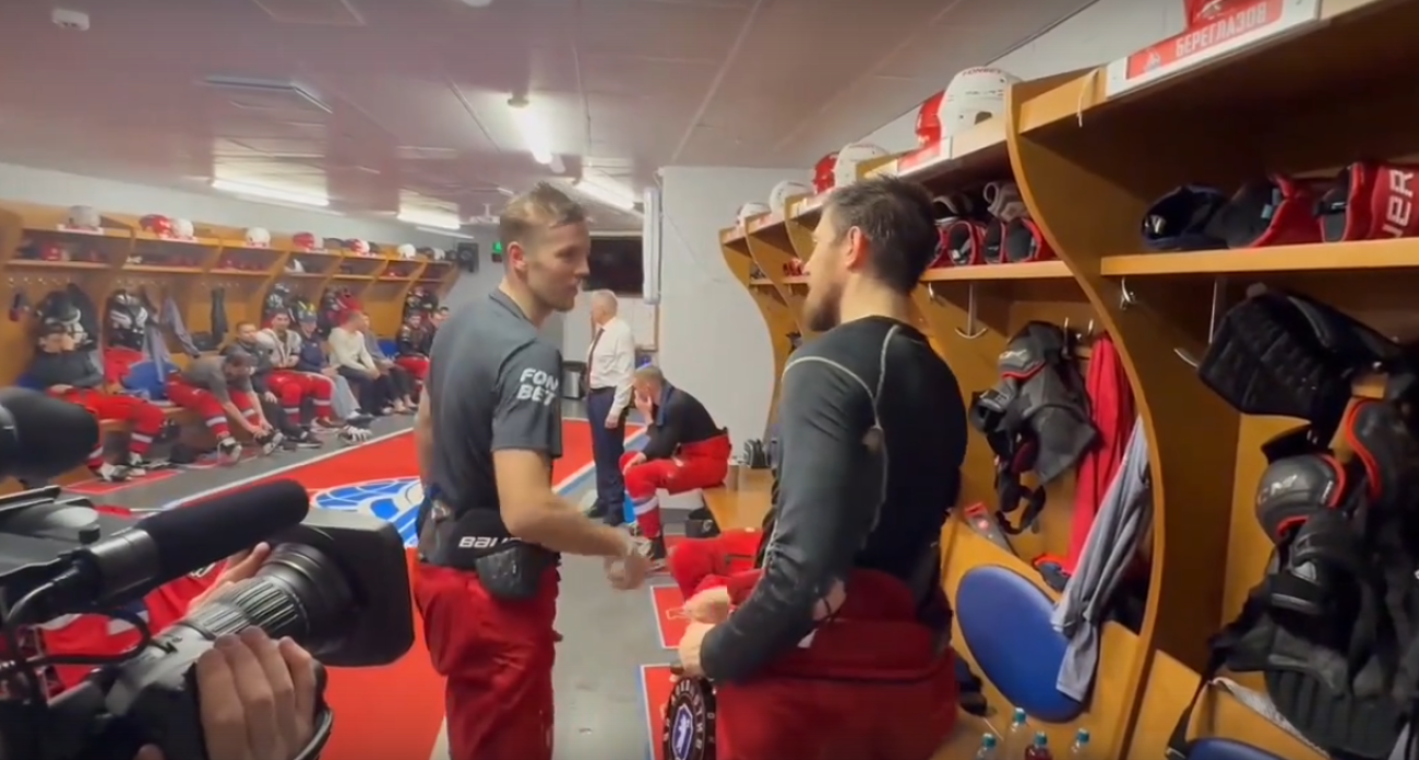 В победной раздевалке "Локомотива" Алексея Береглазова назвали лучшим в игре с "Шанхайскими драконами"