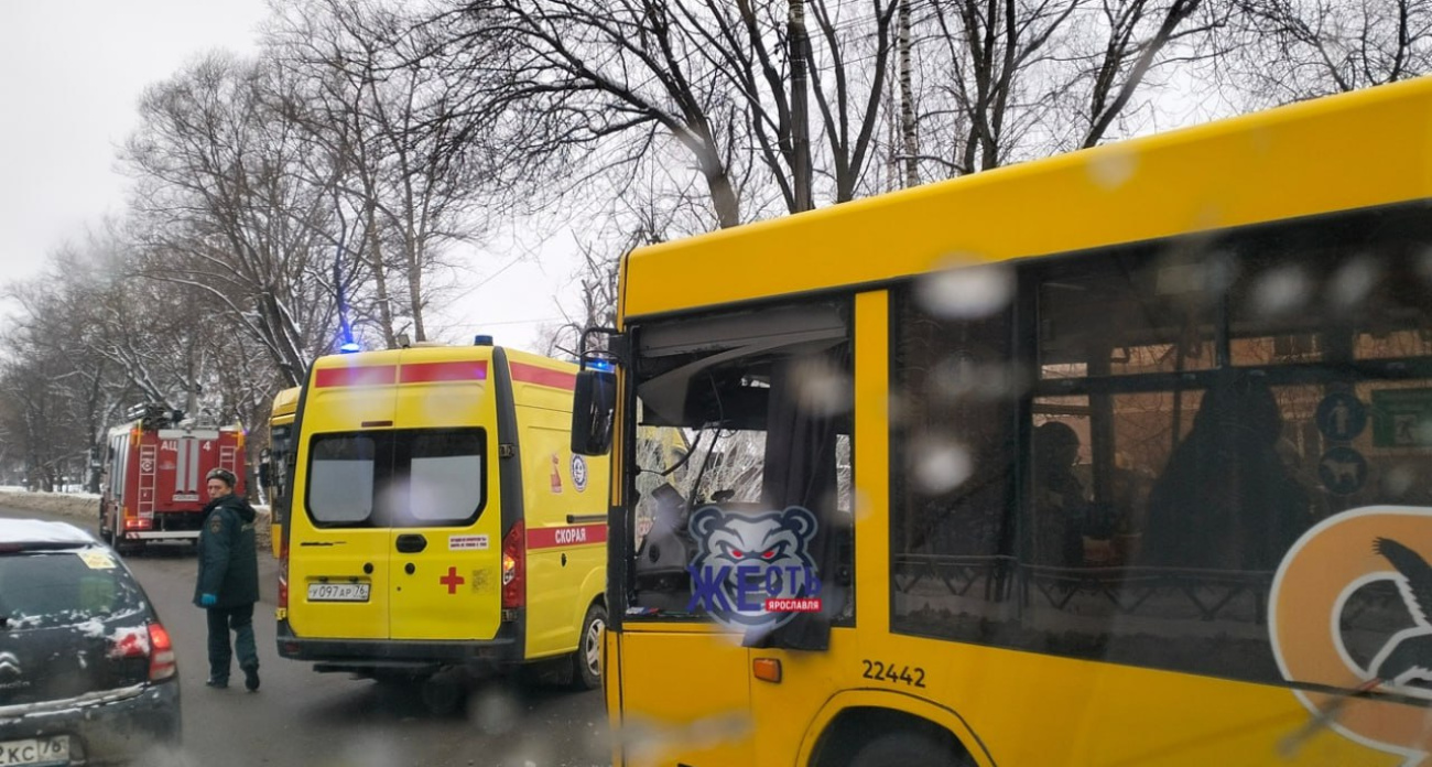 На проспекте Авиаторов столкнулись два автобуса: пострадали пять пассажиров 