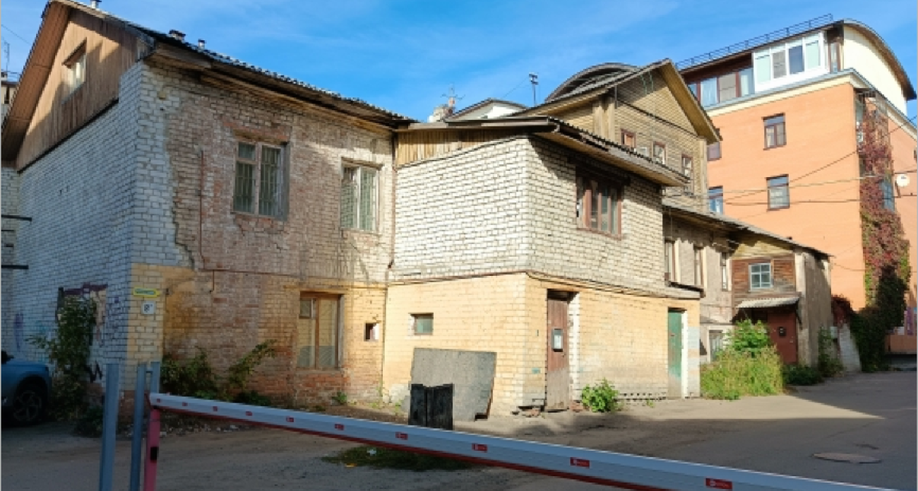 За 30 млн рублей: двухэтажный флигель усадьбы Шереметьева XIX века выставлен на торги в центре Ярославля