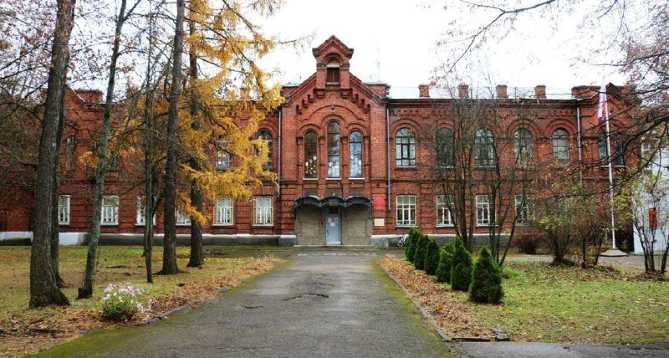 Историческая гимназия №1 Углича признана памятником культуры: двухэтажное здание XIX века сохранило оригинальный «кирпичный» стиль
