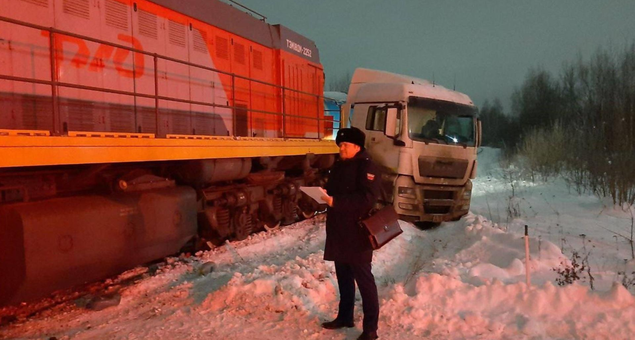 Экстренное торможение не спасло: тепловоз протаранил грузовик на переезде в Ярославле