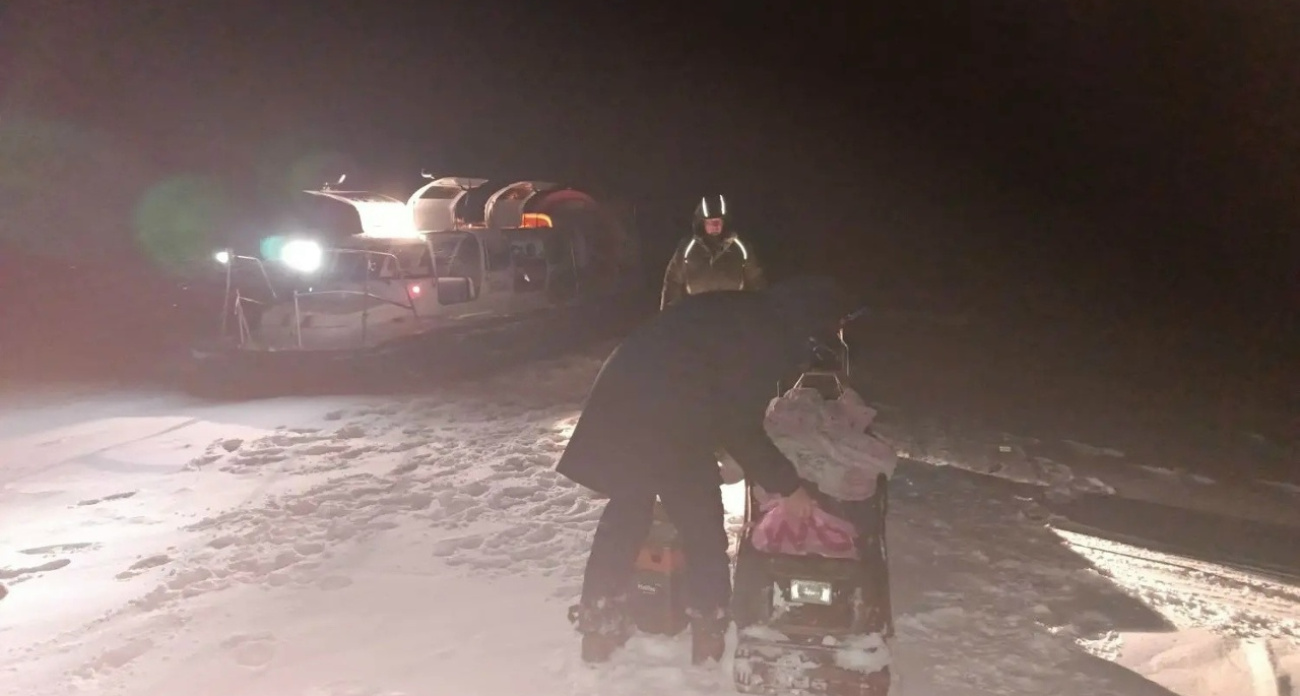 В Ярославской области спасли рыбаков, застрявших на мотособаке: "Жгли на снегу ветошь"