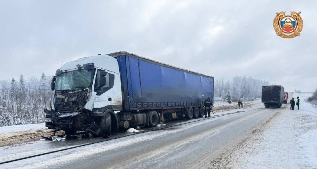 Под Ярославлем перекрыли трассу из-за разлива бензина