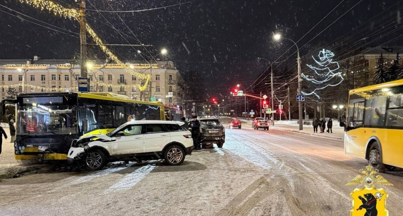 В Рыбинске в тройной аварии с автобусом пострадало четыре человека