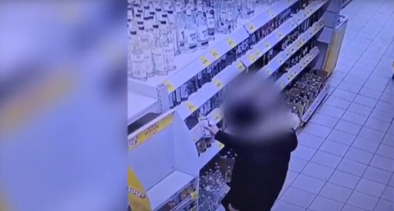 Украл на глазах у продавца бутылку водку и попался на видео: в Угличе задержали грабителя