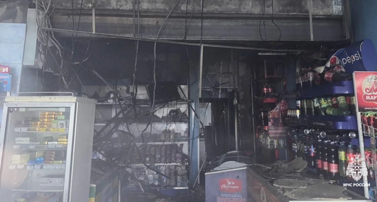 В Красных Ткачах сгорел продуктовый магазин: пожарные приехали за две минуты, спасли 11 человек