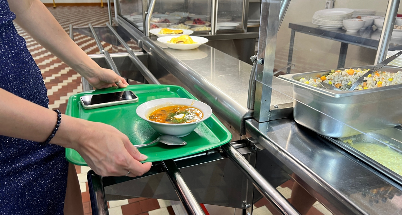 Забыли про скучный отпуск: как устроена жизнь в санатории, где едят по системе «все включено» и лечат ноги бесплатно