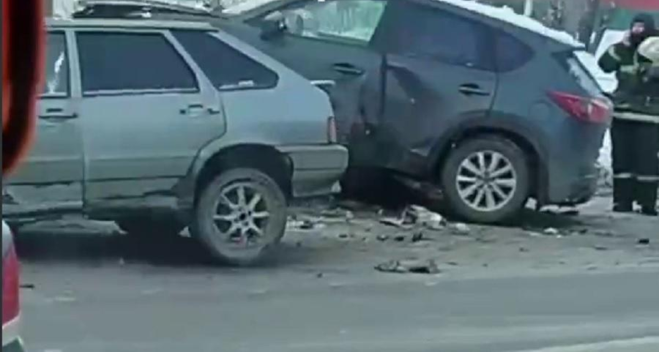 «Доставали из авто спасателями»: тройное ДТП с «Мазда» и «ВАЗ» у ТЦ РИО потрясло очевидцев в 11:27