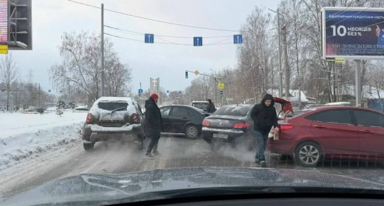 5 машин заблокировали все полосы: Заволжский район парализован на часы из-за аварии у школы 50