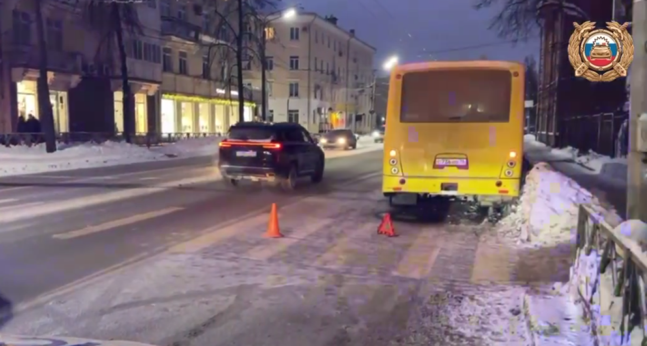 Автобус сбил 10-летнего мальчика в центре города: ребенок переходил дорогу на красный свет