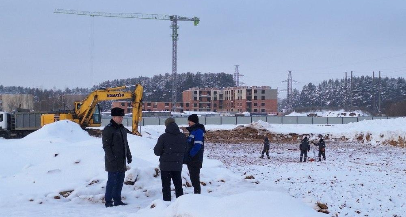 Прокурор Ярославского района на «почти пустой площадке» инспектирует стройку школы на 1100 мест
