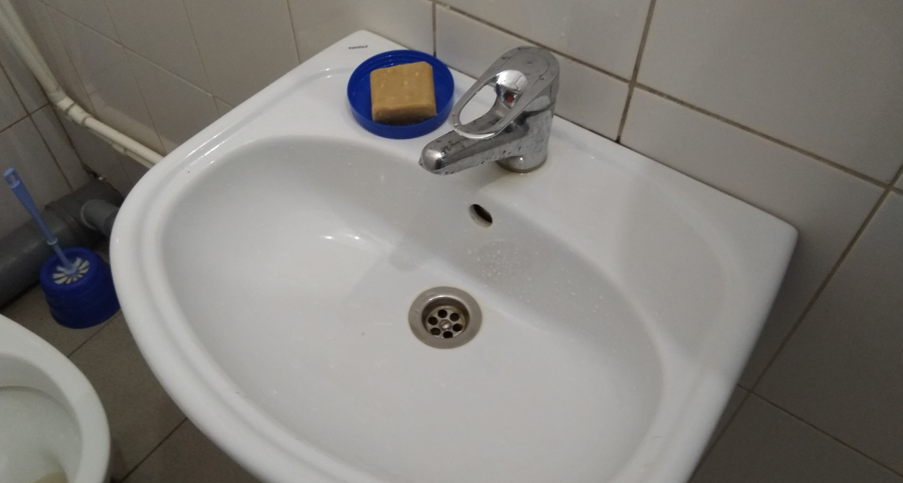 Мастер сантехник не нужен: засыпьте в слив 2 ложки смеси, и засор исчезнет сам