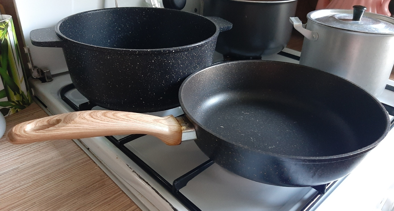 Вам не нужны новые сковородки: повар раскрыл одну ошибку, которая убивает их за месяц