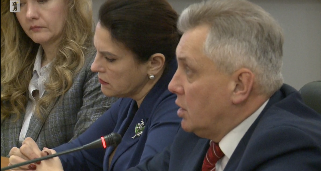 Глава Заволжского района Андрей Мамонтов про уборку снега: "Прям от бордюра до бордюра дворы убраны"