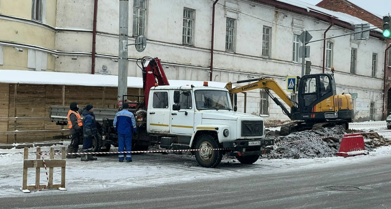 В Рыбинске перекрыли дорогу  из-за ремонта труб