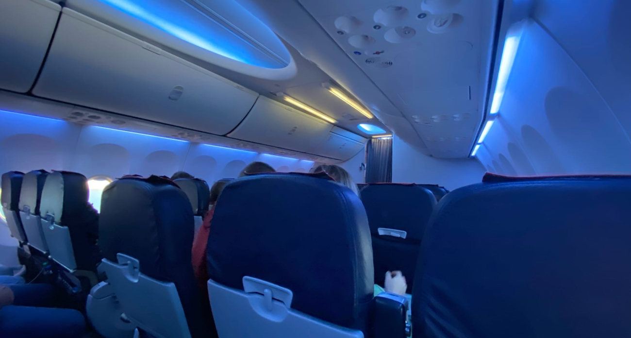 Сидел в самолете рядом с бортпроводником: что он мне рассказал о секретах комфорта в полете