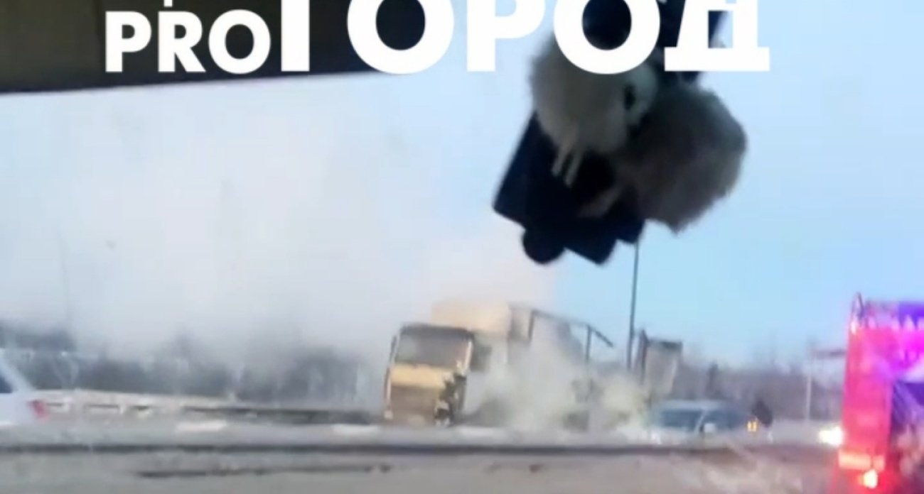 В Ярославле на Юбилейном мосту загорелась фура