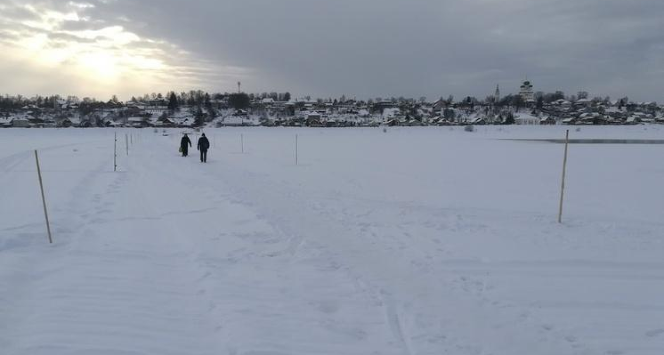 На Волге в Тутаеве появились деревянные вешки: горожане замерли в ожидании пешей переправы