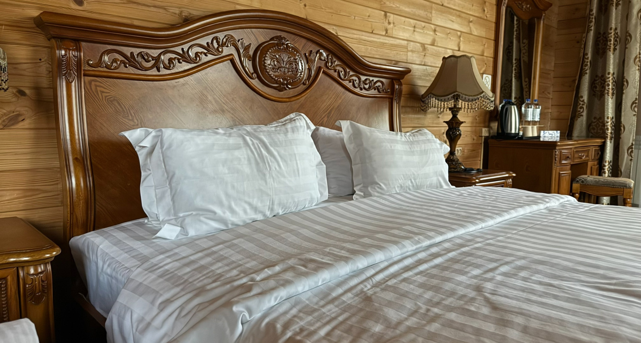 Врачи бьют тревогу: ваша аккуратная заправленная кровать — рассадник аллергии и плохого сна