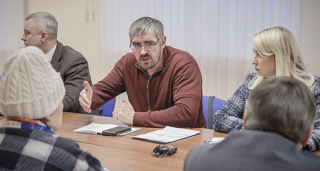 Высокие бордюры и один въезд: инвалиды Рыбинска раскритиковали новую ул. Чкалова и пл. Жукова