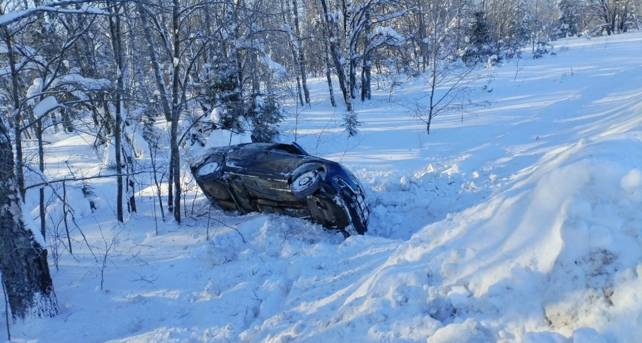 Сотрудники ГАИ помогли ярославцу достать машину из кювета