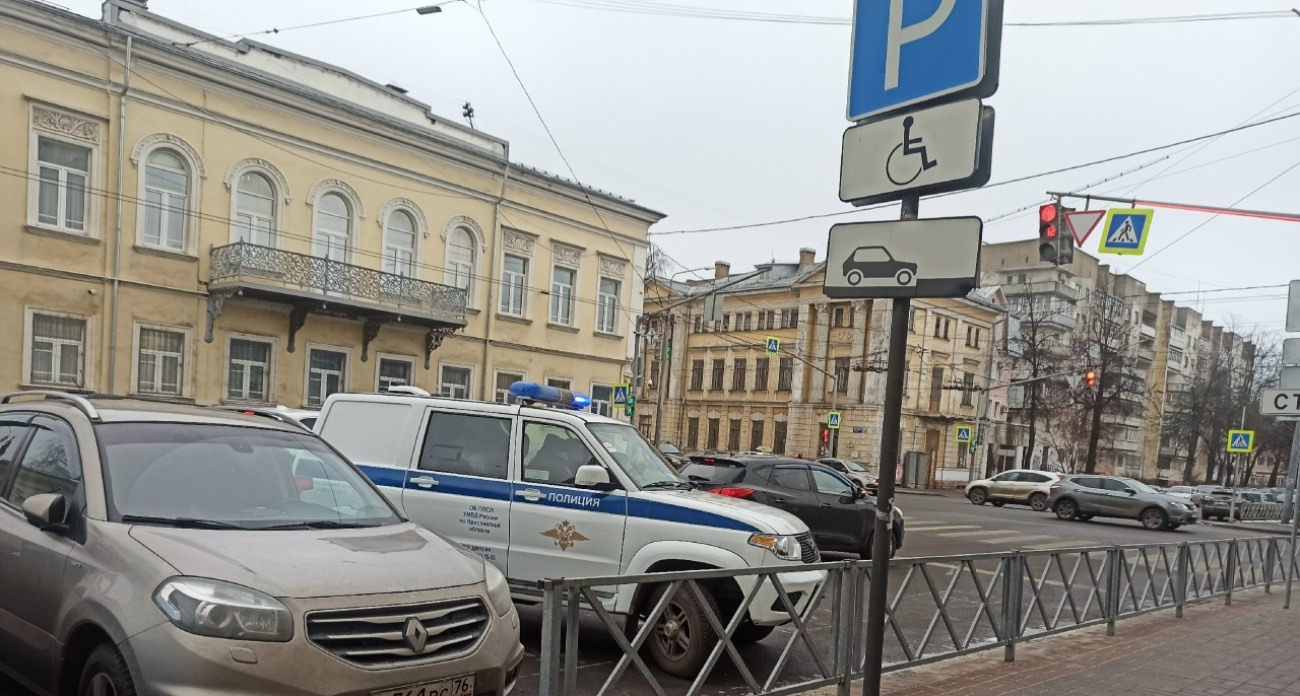 Пьяный ярославец разбил чужую машину, пока ехал за добавкой