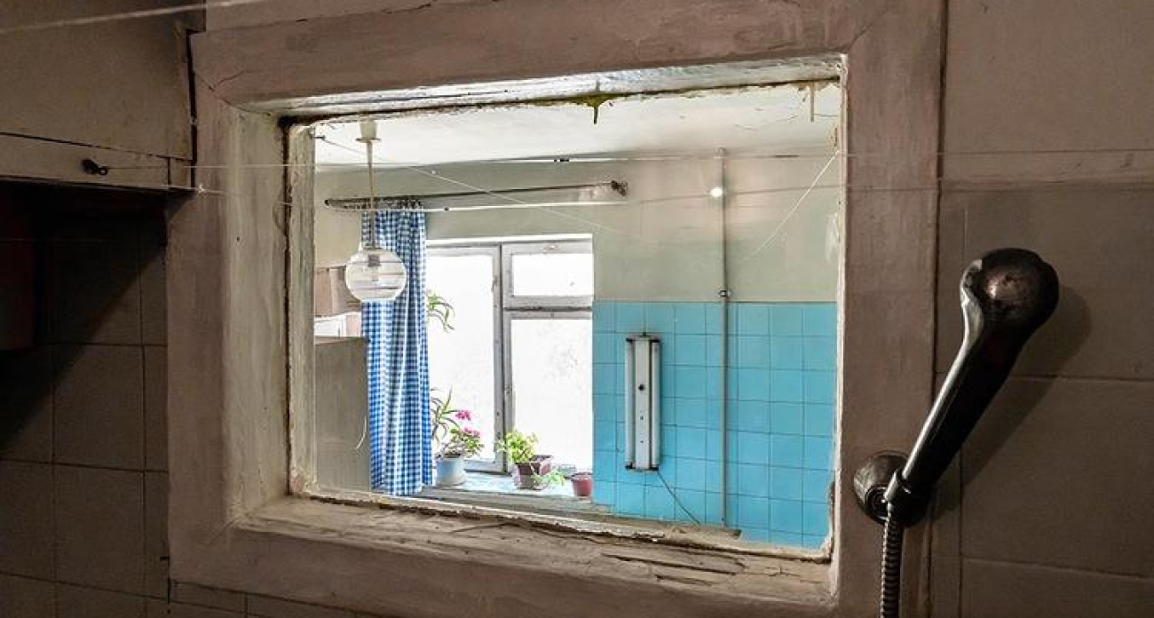 Зачем в старых квартирах окно между кухней и санузлом: реальные причины, а не мифы