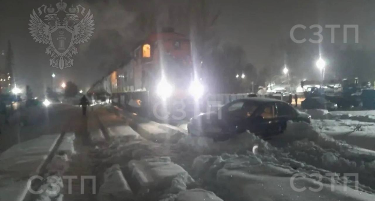  В Ярославской области поезд влетел в автомобиль 