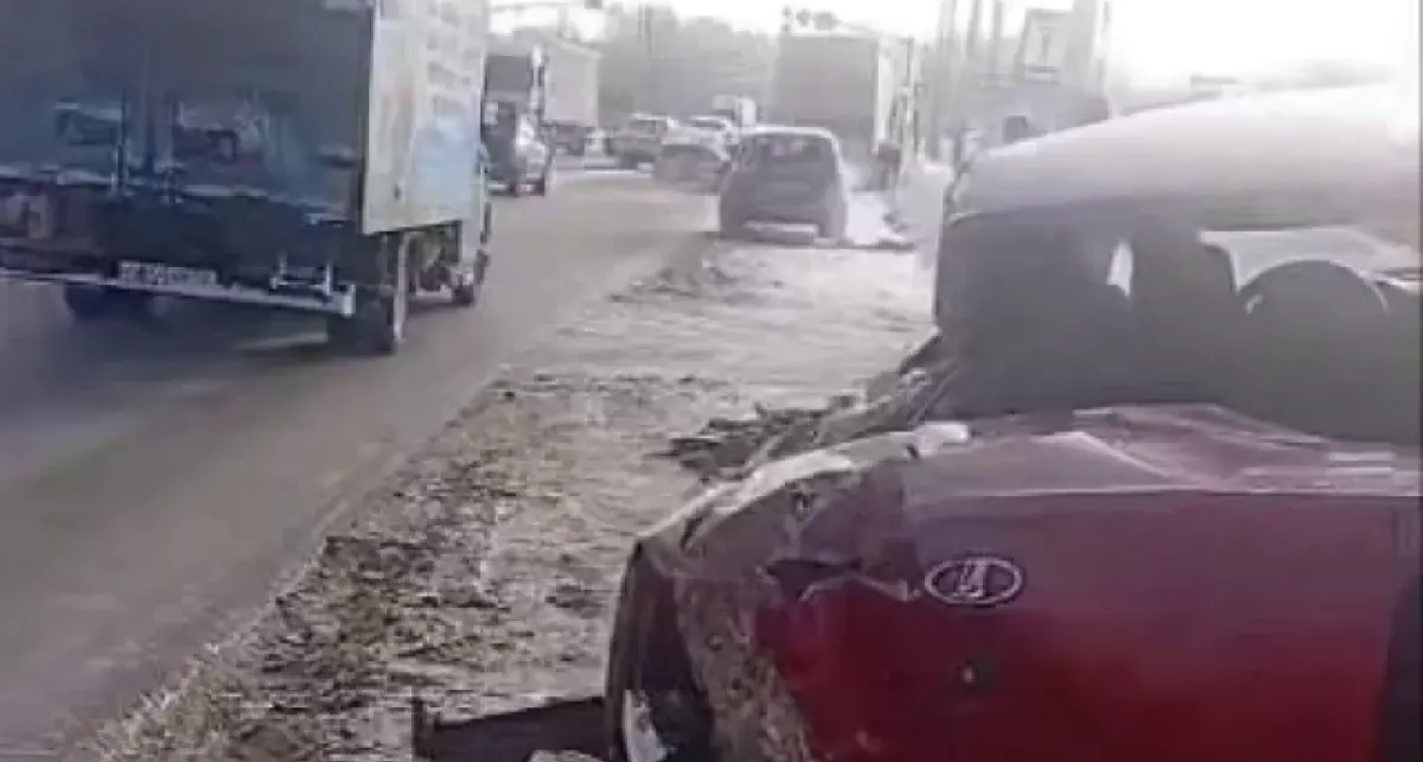 Две «Лады» с полностью снесенными багажниками столкнулись с фурой на окружной Ярославля