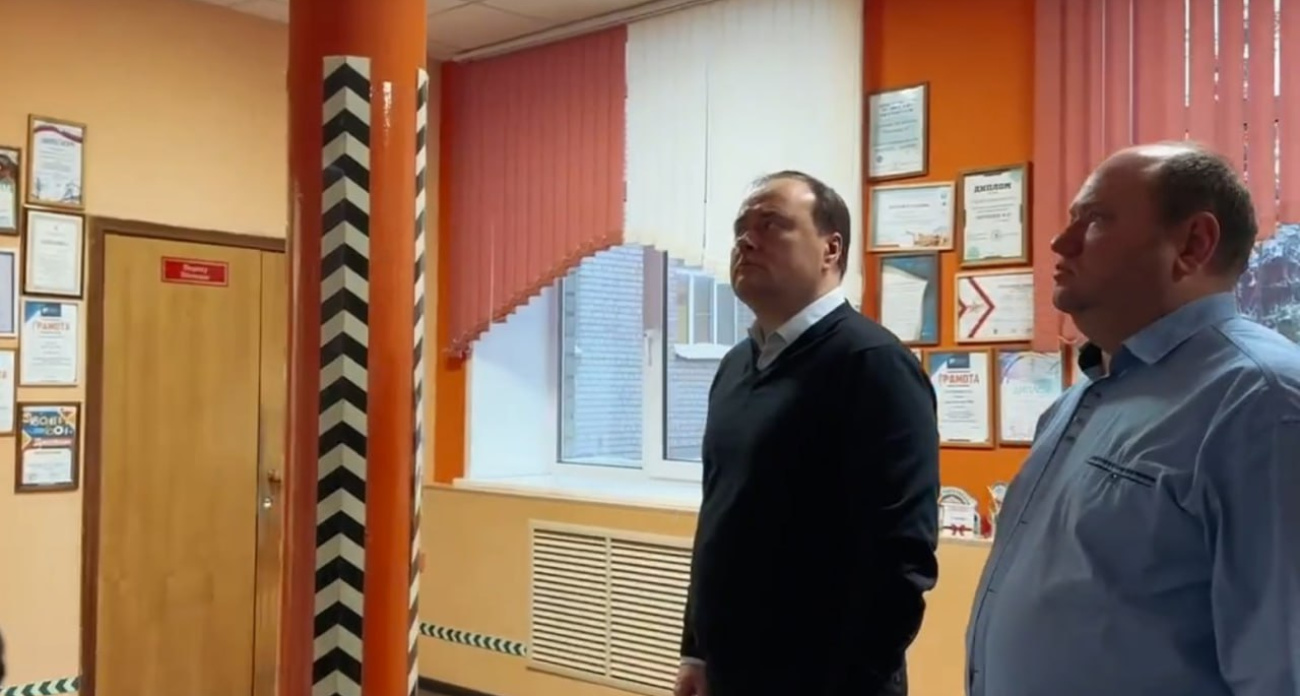 В Ярославле мэр проинспектировал школу после ремонта: оценил спортзал и обновлённые санузлы.