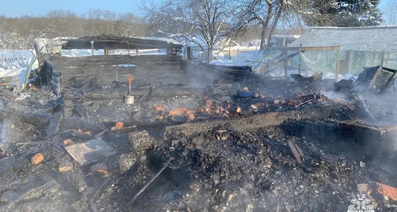 В деревне под Ярославлем из-за печки вспыхнул дом