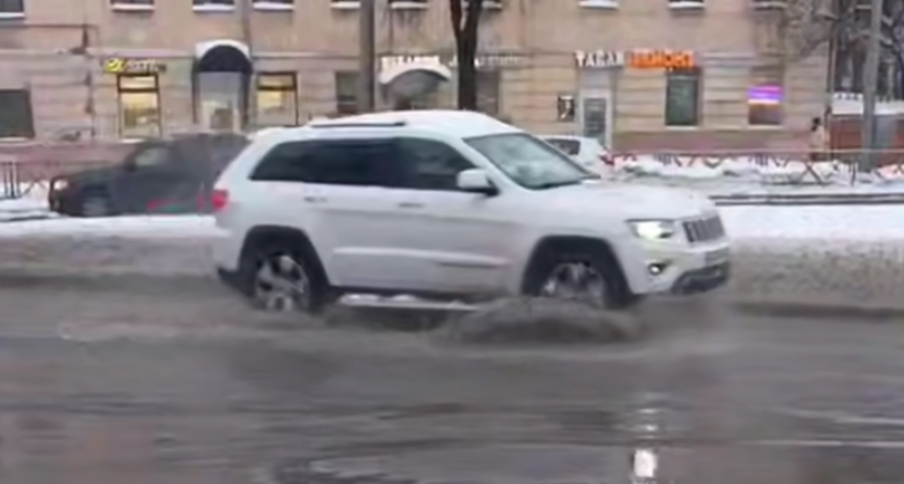 Из-за потопа на Октябрьской площади в аварию попали несколько автобусов