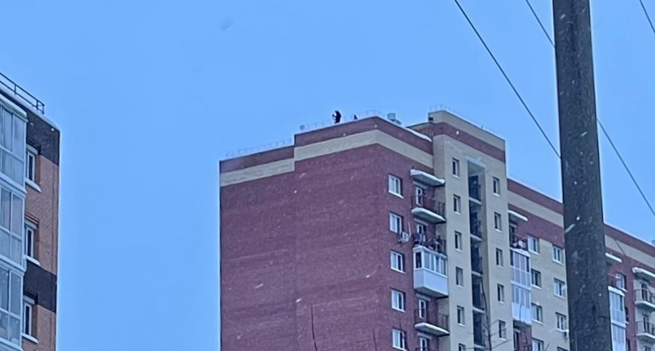 Подростки устроили фотосессию на крыше многоэтажки напротив областной больницы