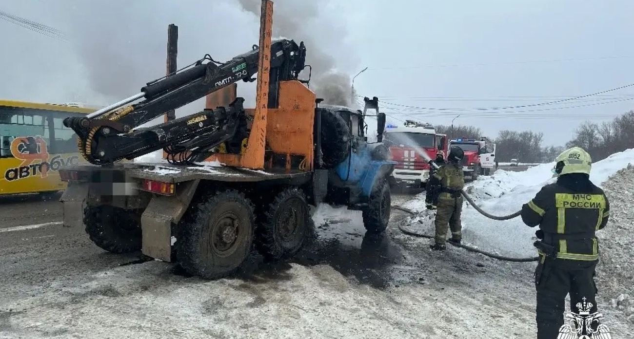 В Ярославле на дороге сгорел лесовоз