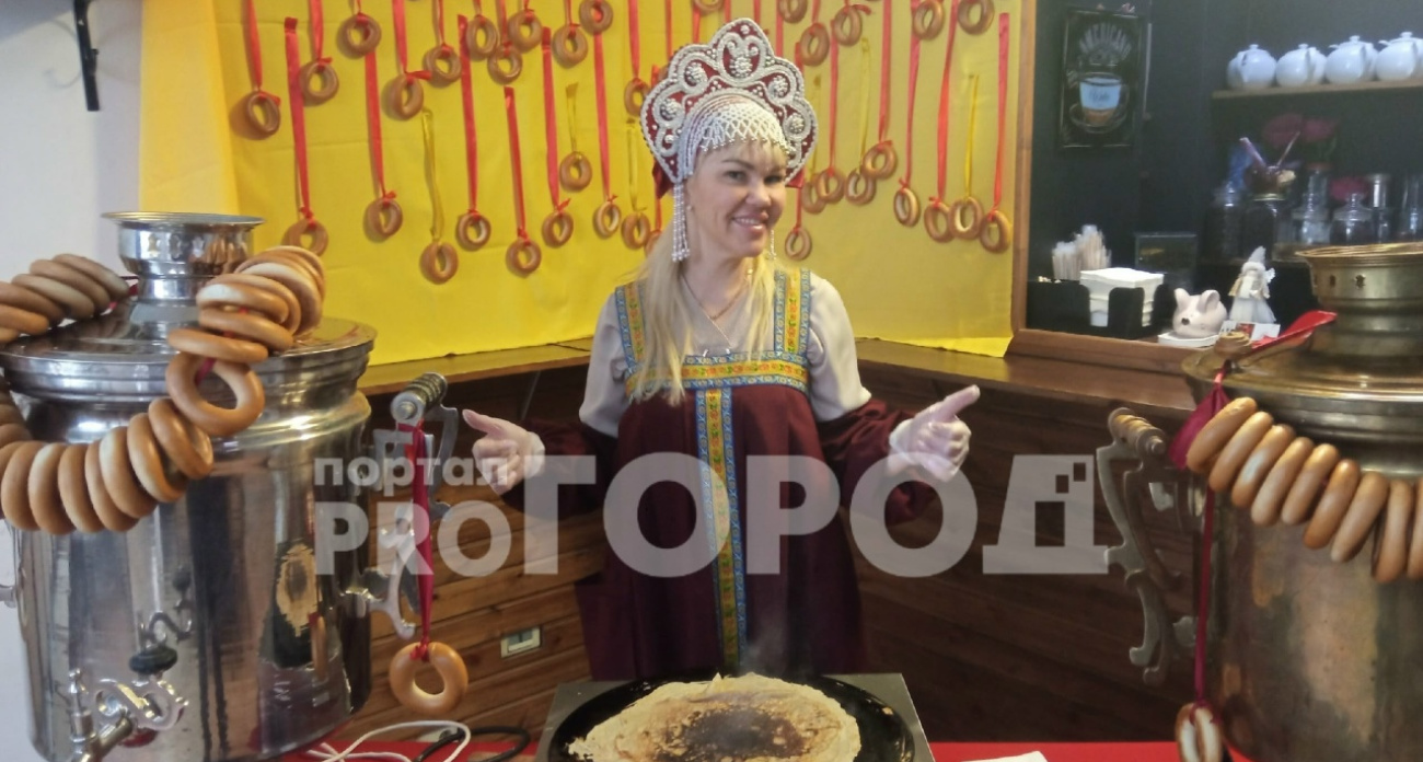 Ярославна делает блины на  Масленицу из черемуховой и конопляной муки