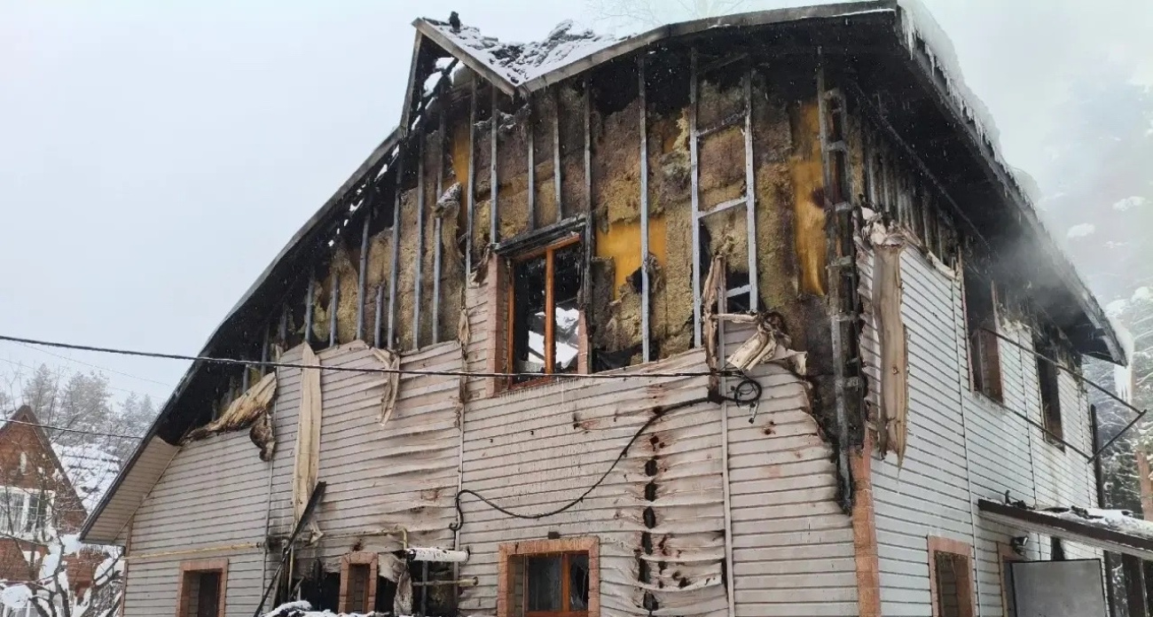 В Некрасовском районе из-за проводки вспыхнул дом