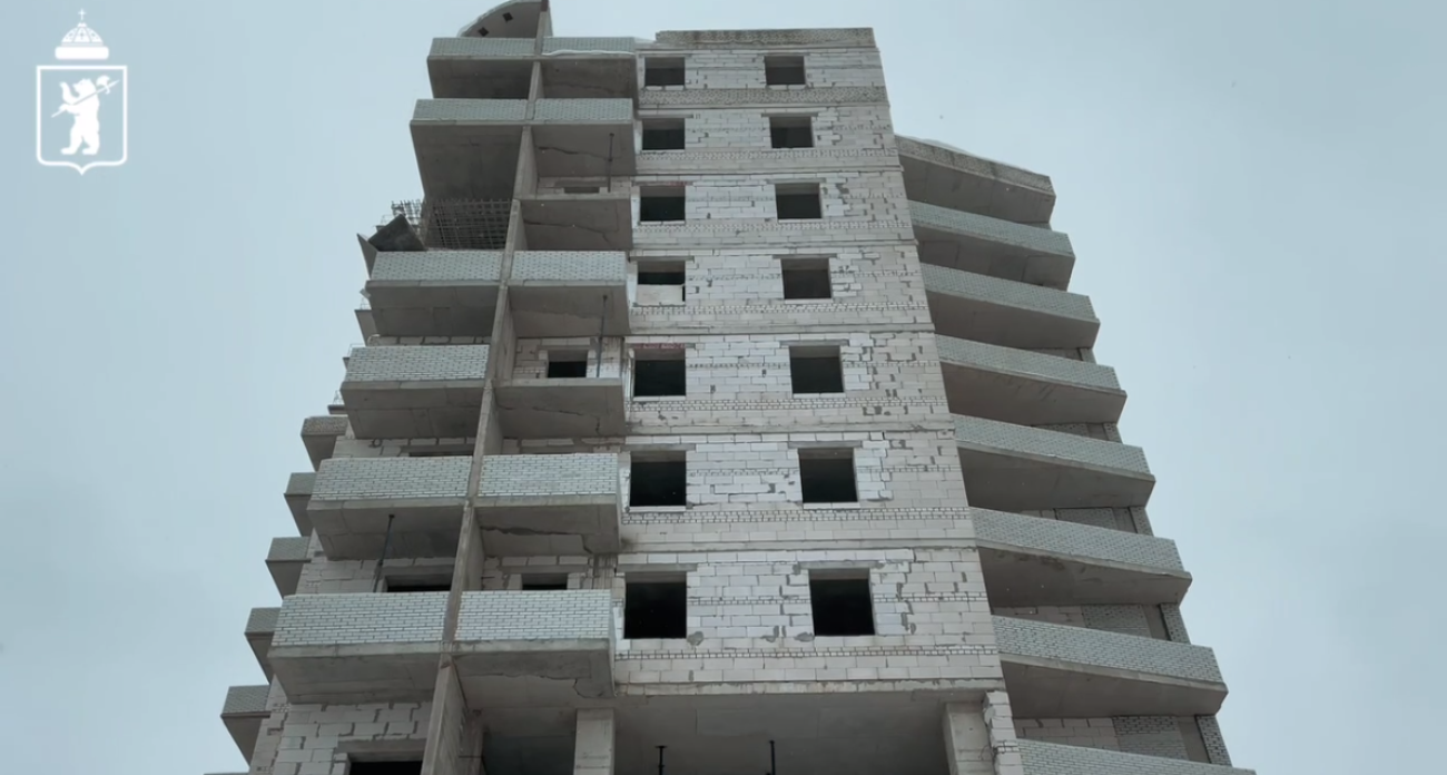 На месте бывшего недостроя на Октябрьской площади сделают жилую высотку с подземным паркингом, детской площадкой и фитнес‑клубом