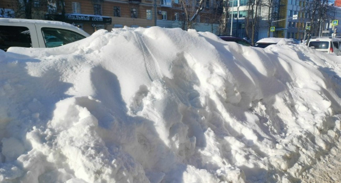 Снег сгребли, но не вывезли: на что жалуются жители Ярославля после снегопадов