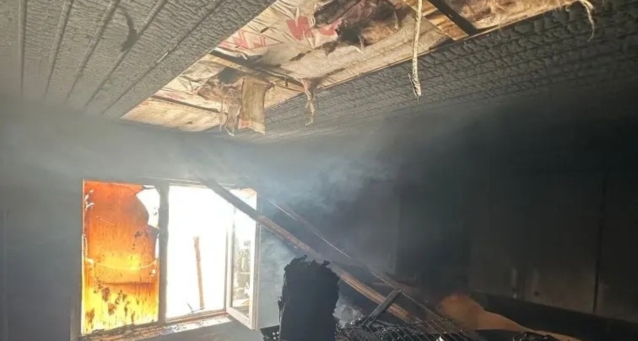 Пожарные два часа боролись с пламенем: в Сарафаново из-за проводки вспыхнул дом