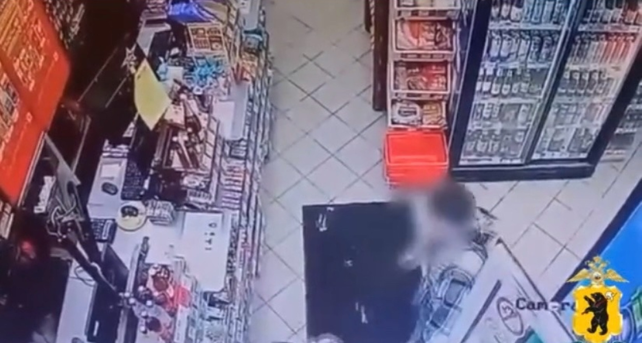 Скандал в магазине Рыбинска: мужчина напал на кассира и сбежал с добычей