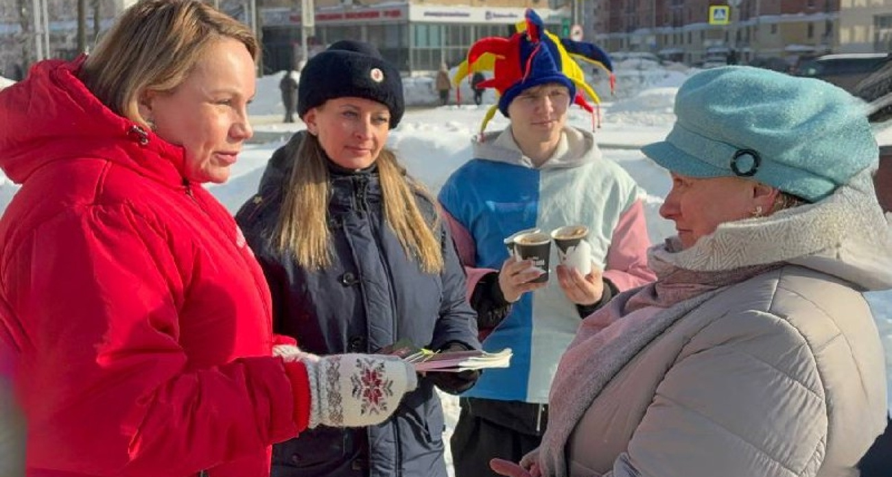 Сотрудники ГАИ угощали ярославцев "блинчиками безопасности" прямо на улице