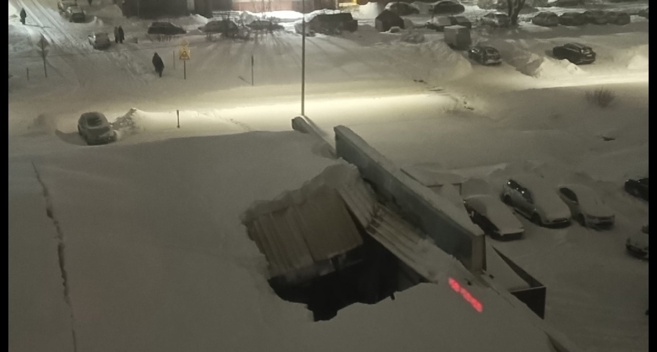 В Рыбинске из-за снегопада обрушилась крыша магазина